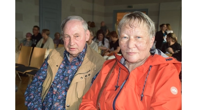 Fühlen sich in Stadthagen besser aufgehoben: Hans-Joachim Kratz und Rosemarie Schwekendiek. (Foto: ab)