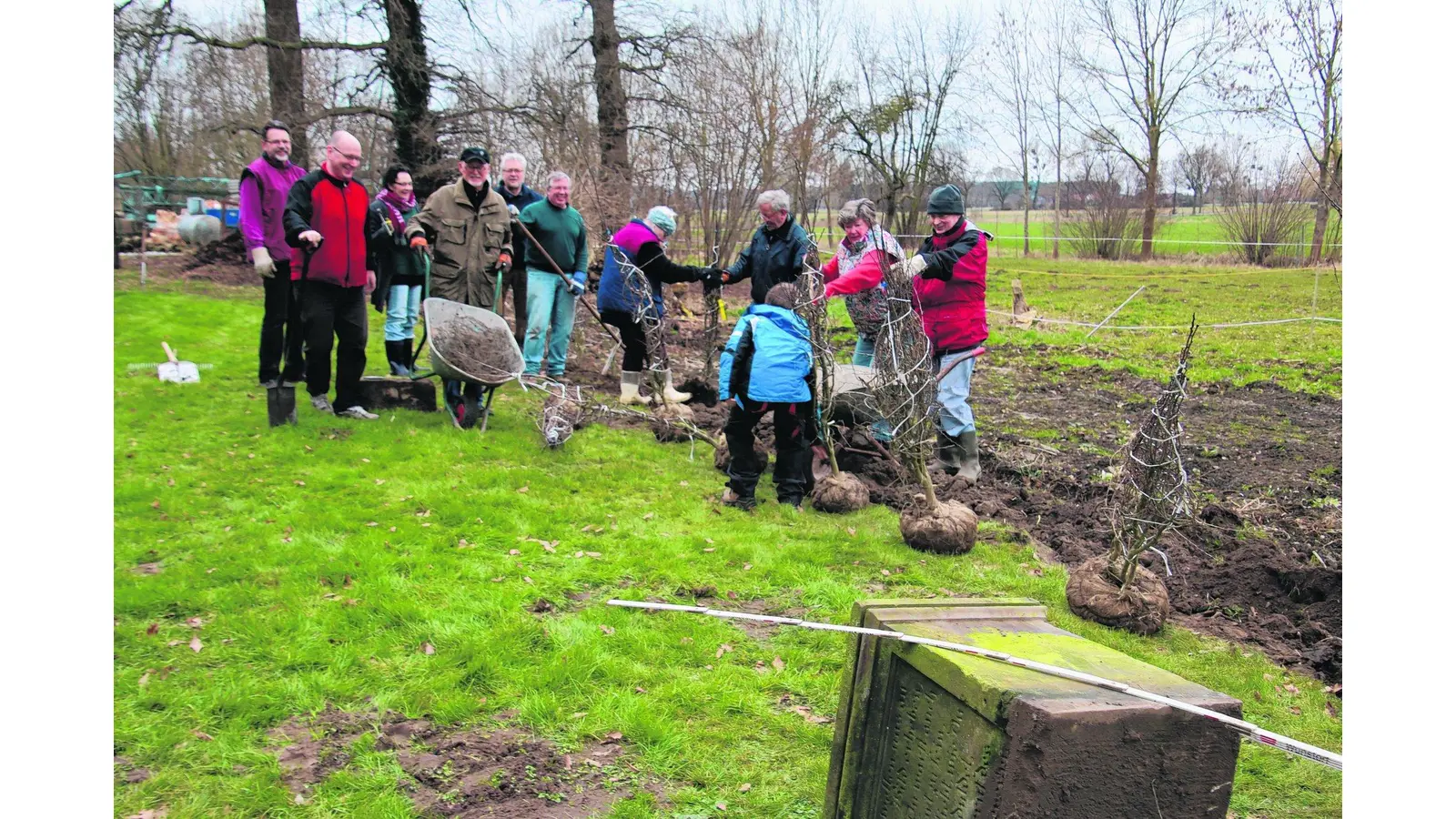 Freundeskreis pflanzt eine Weißdornhecke als Grenze (Foto: gi)