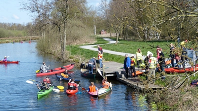Ab ins Wasser: Schnupperpaddeln am Hagenburger Kanal. (Foto: privat)
