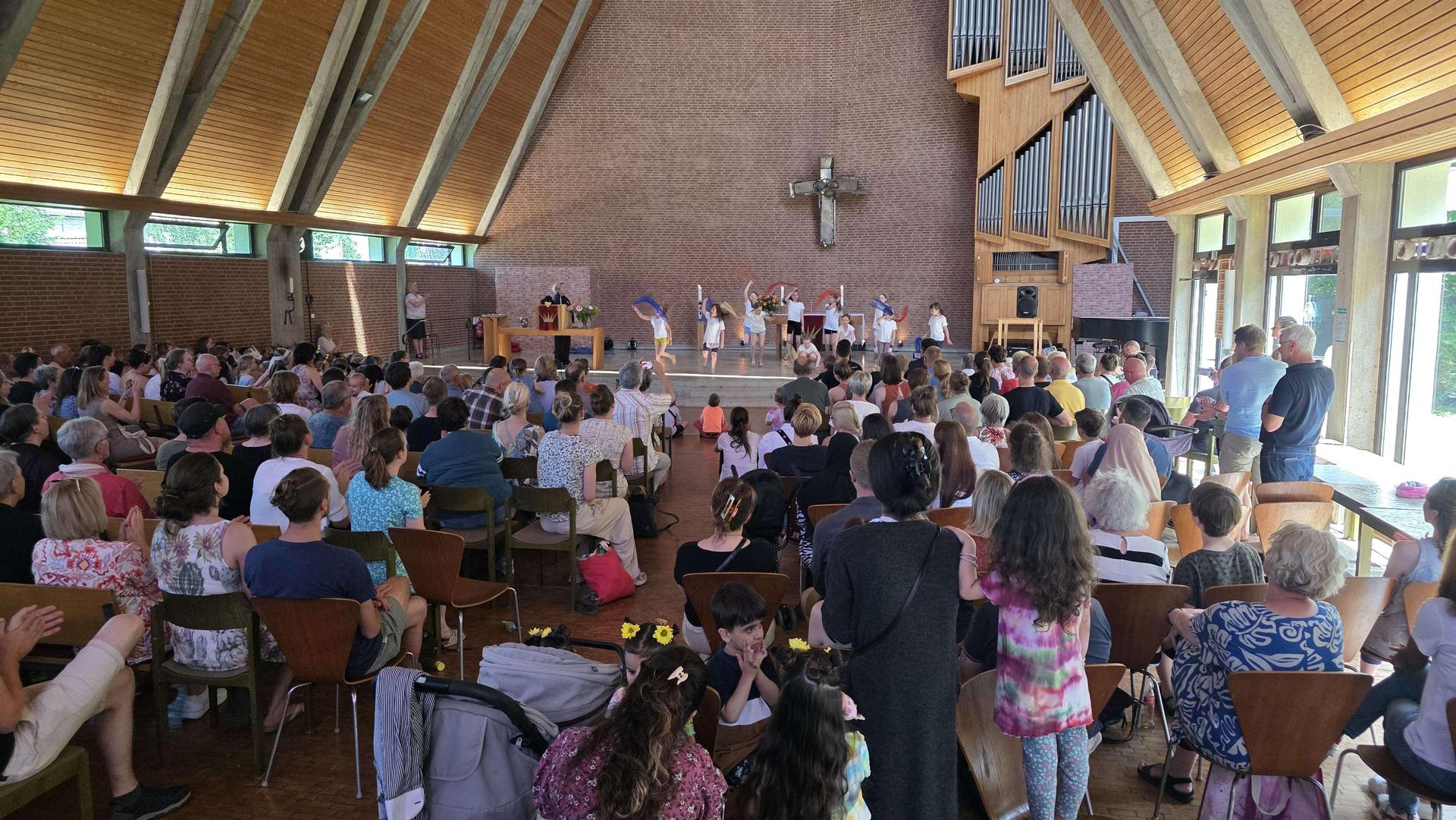 In der Corvinuskirche: Das Musical „Der kleine Rabe Corvinus” wird aufgeführt. (Foto: tau)