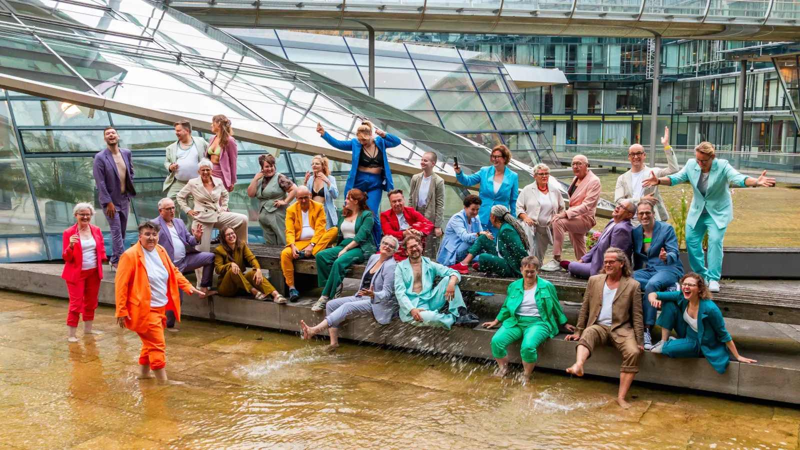 Humorvoll, fröhlich, auch ein bisschen Lachhaft: Zum queeren Abend kommt auch der Queerchor Hannover in die Romantik Bad Rehburg.  (Foto: Thomas Finster)
