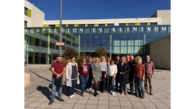Marja-Liisa Völlers mit Vertreterinnen und Vertretern der Mitarbeitervertretung (MAV), der Geschäftsführerin Diana Fortmann, Jan Walther (Vorsitzender der Mitarbeitervertretung, 3.v.r.) sowie Sandra Schäfer (4.v.l.) und Adulhalim Oral (ganz links) vom SPD-Ortsverein Obernkirchen. (Foto: privat)