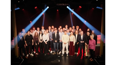 Insgesamt 32 junge Gesellinnen und Gesellen wurden für ihre hervorragenden Leistungen bei der diesjährigen Kammersiegerehrung im GOP Varieté-Theater Hannover gewürdigt. (Foto: Sonja Schröder)