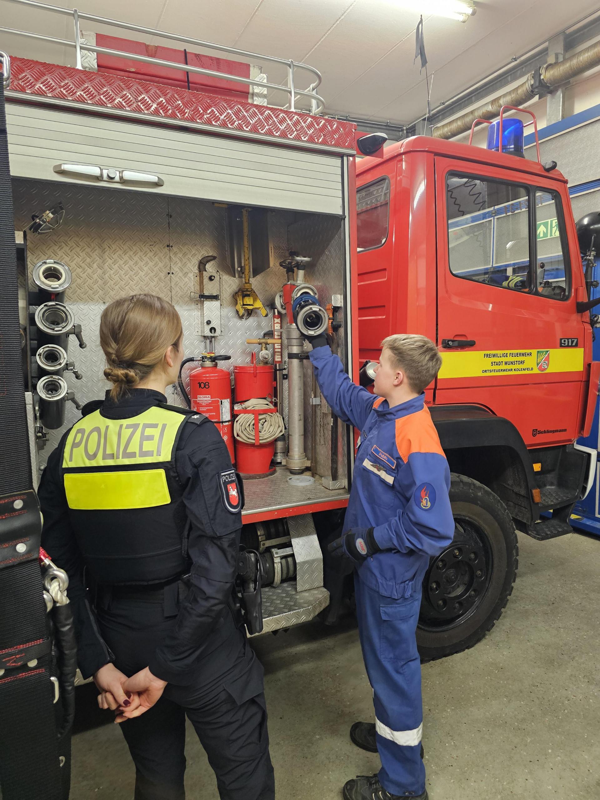 Austausch: Kontaktbeamtin Catharina Bode informiert sich bei der Jugendfeuerwehr Kolenfeld. (Foto: Feuerwehr)