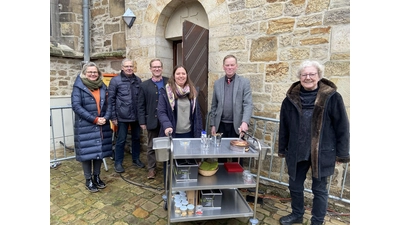 Küsterin Ulrike Busch, Dieter Schwellnuss aus dem Kirchenvorstand, Diakonie-Pastor Justus Conring, Jule Saryka vom Diakonischen Werk, Pastor Dr. Jörg Mosig und Irmtraud Brendel aus dem Kirchenvorstand der St. Nikolai Gemeinde laden an jedem Mittwoch von 11 bis 13 Uhr ein in die warme Sakristei mit warmem Essen und helfenden Worten. <br> (Foto: ste)