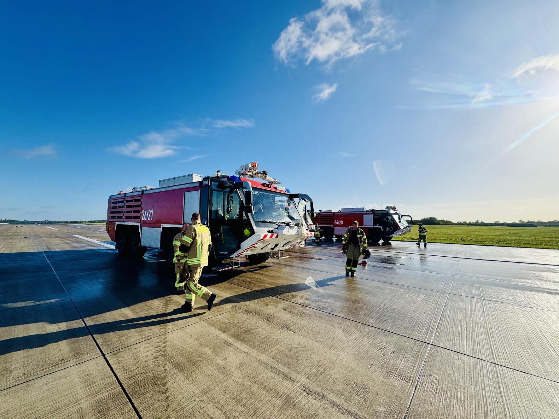 Auf dem Fliegerhorst: Gemeinsame Übung der Stadtfeuerwehr und der Feuerwehr der Bundeswehr. (Foto: Feuerwehr)