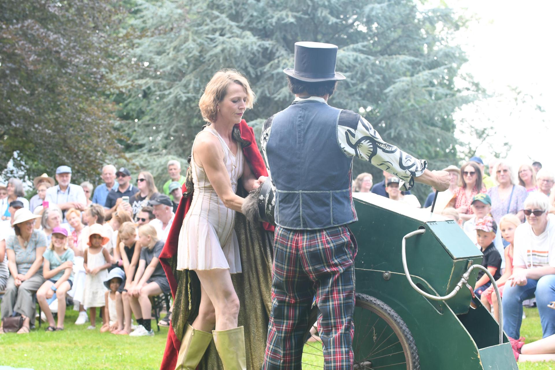 Drei Tage lang verwandelte sich das Rittergut Remeringhausen in ein Paradies für Garten- und Kunstliebhaber: Das beliebte Fest „Romantic Garden“ feierte seinen 25. Geburtstag. Bei strahlendem Sommerwetter strömten zahlreiche Besucherinnen und Besucher auf das idyllische Gutsgelände, um ein abwechslungsreiches Programm aus Ausstellungen, Musik und kulinarischen Angeboten zu genießen. Die gut gelaunten Gäste und das hervorragende Wetter sorgten für beste Stimmung, und auch die Aussteller zeigten sich rundum zufrieden. (Foto: nd)