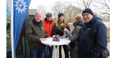 Infostand am und im Aldi-Markt (v.li.): Die SfS Eberhard Engelhaupt und Ralf Sobotta, Catharina Bode sowie Gabi und Klaus Christes.  (Foto: gi)