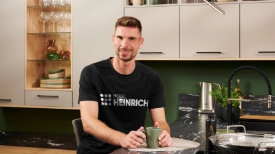 Am Sonnabend wird 96-Torwart Ron-Robert Zieler in der Küchenabteilung von „Möbel Heinrich“ in Bad Nenndorf Autogramme geben. (Foto: möbelheinrich )