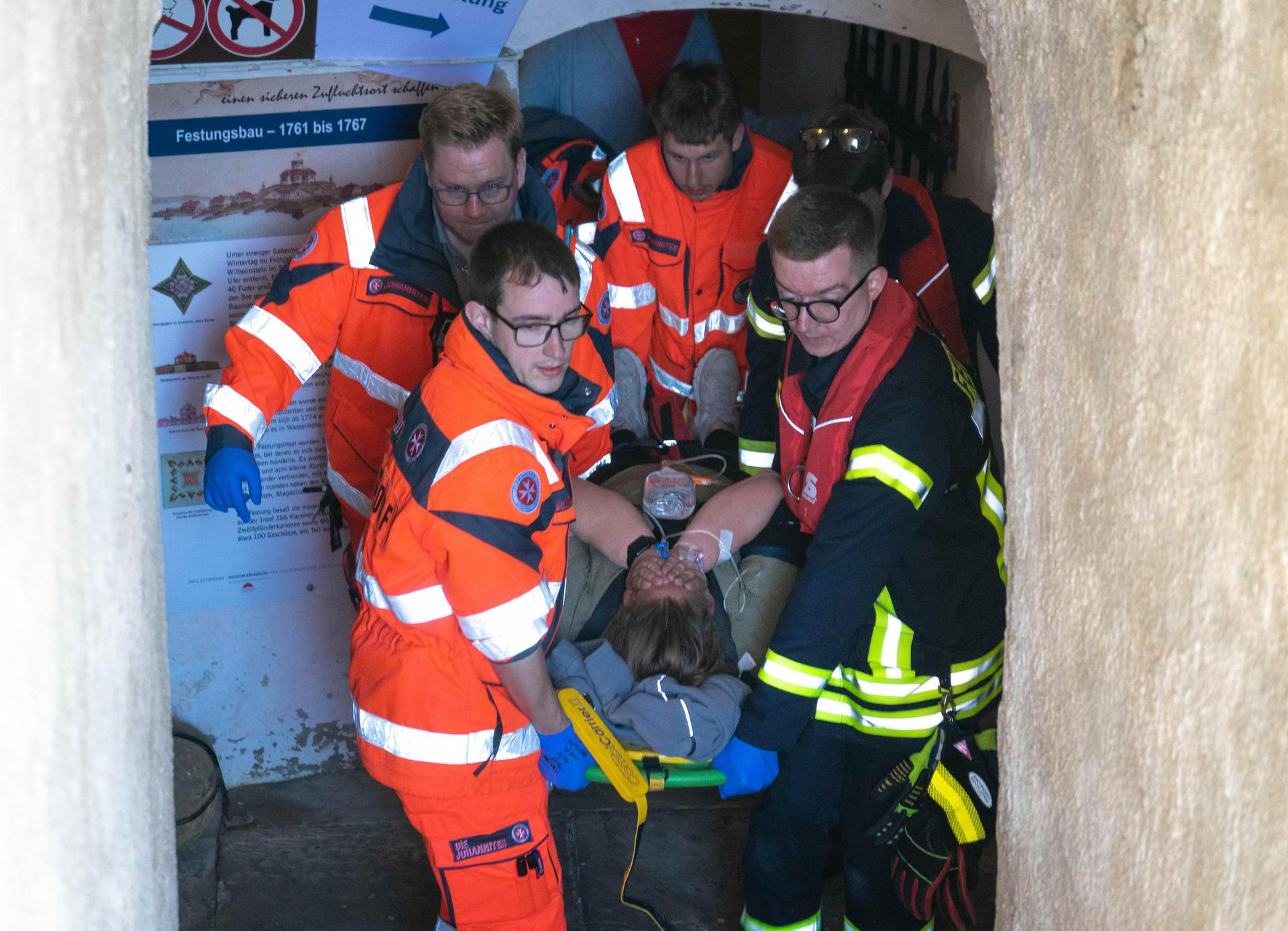 Bei der Personenrettung: Einsatzkräfte der Johanniter und der Feuerwehr. (Foto: Claudett Minaya Vialet)