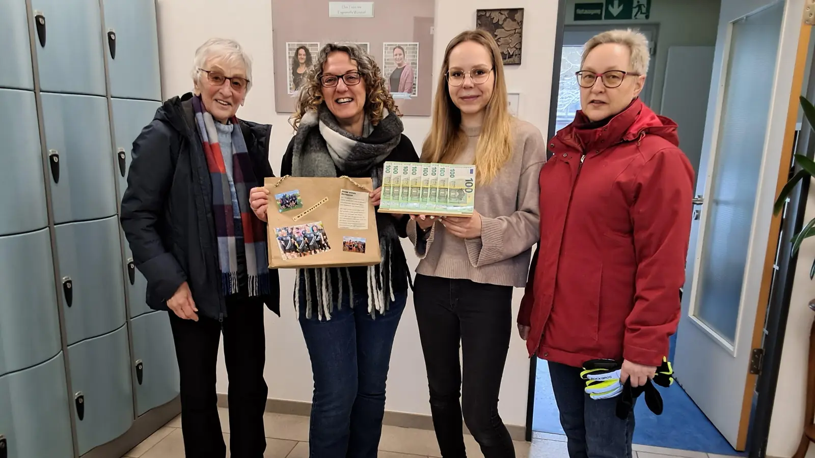 Bei der Spendenübergabe (v.li.): Renate Hofmann, Sabrina Koster und Vanessa Bähre vom Tagestreff sowie Sylvia Mackeben. (Foto: privat)