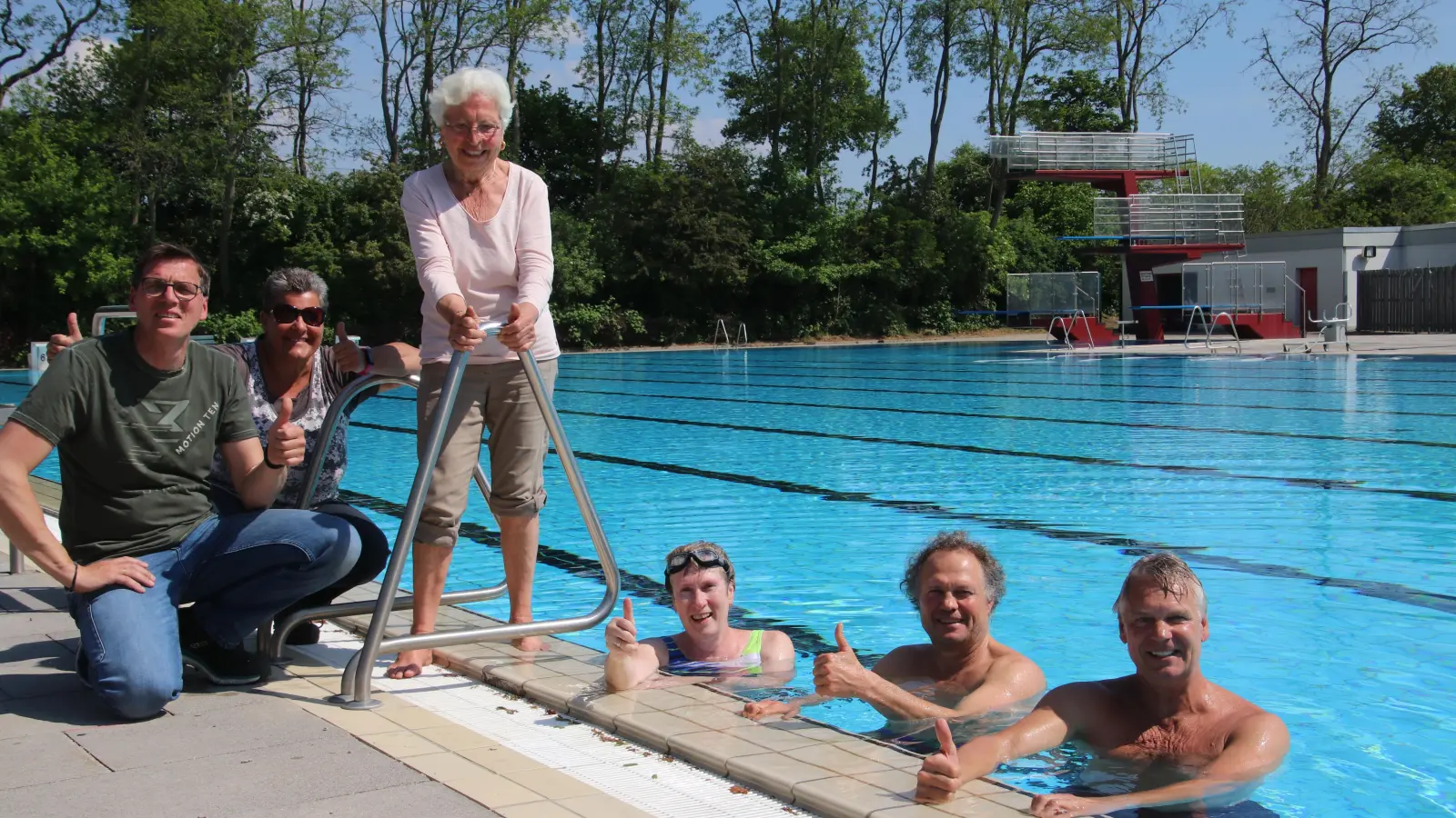 Haben die Freibadsaison bereits inoffiziell eröffnet (v.li.): Matthias Waterstradt, Monika Wegener und Margot Stremme sowie im Wasser Jutta Rohrbach, Cornelius Nolte und Axel Brockmann. (Foto: gi)