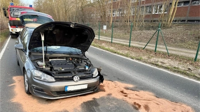 Die Unfallstelle neben dem Gelände des Fliegerhorstes: Die Kreisstraße zwischen Großenheidorn und Poggenhagen. (Foto: Feuerwehr)