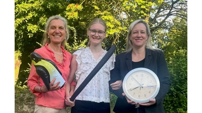 Projektleiterin Elisabeth Meyer-Engelke, das ehemalige Talent Mara Cornils und Talentscout Stefanie Schramm halten symbolisch die drei Komponenten der Talentförderung der „Stiftung-Help“ in der Hand. (Foto: privat)