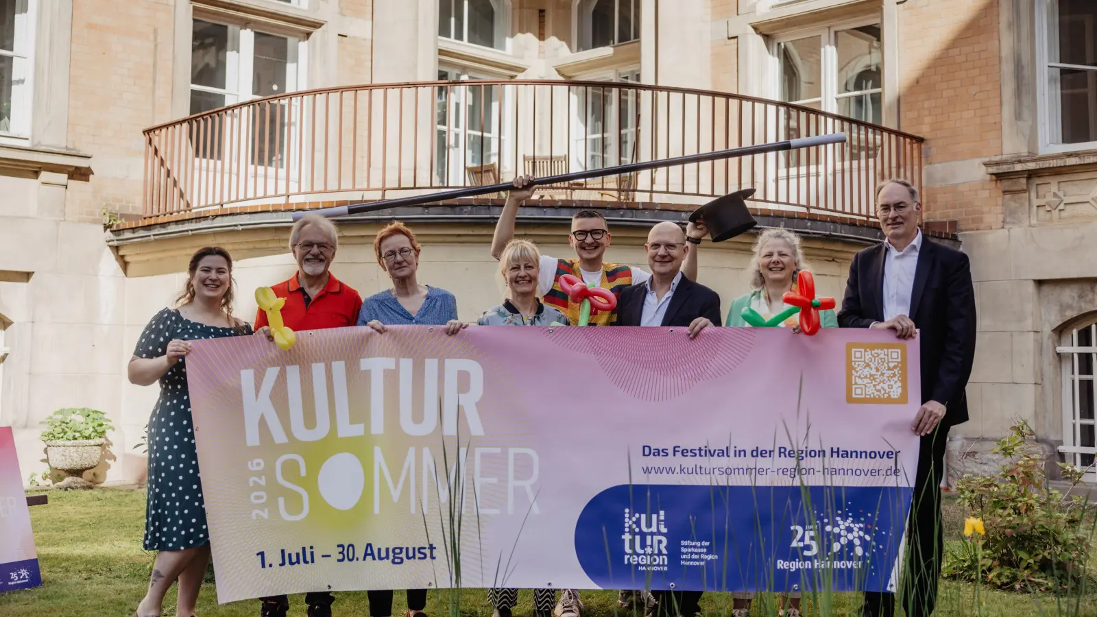 Bei der Vorstellung des Programms (v.li.): Veronika Liese, Hans-Christian Euler, Stefani Schulz, Julia Bolzek, Zauberer Tobini, Jens Palandt, Friederike Kohn und Stefan Becker.  (Foto: Philipp Schröder)