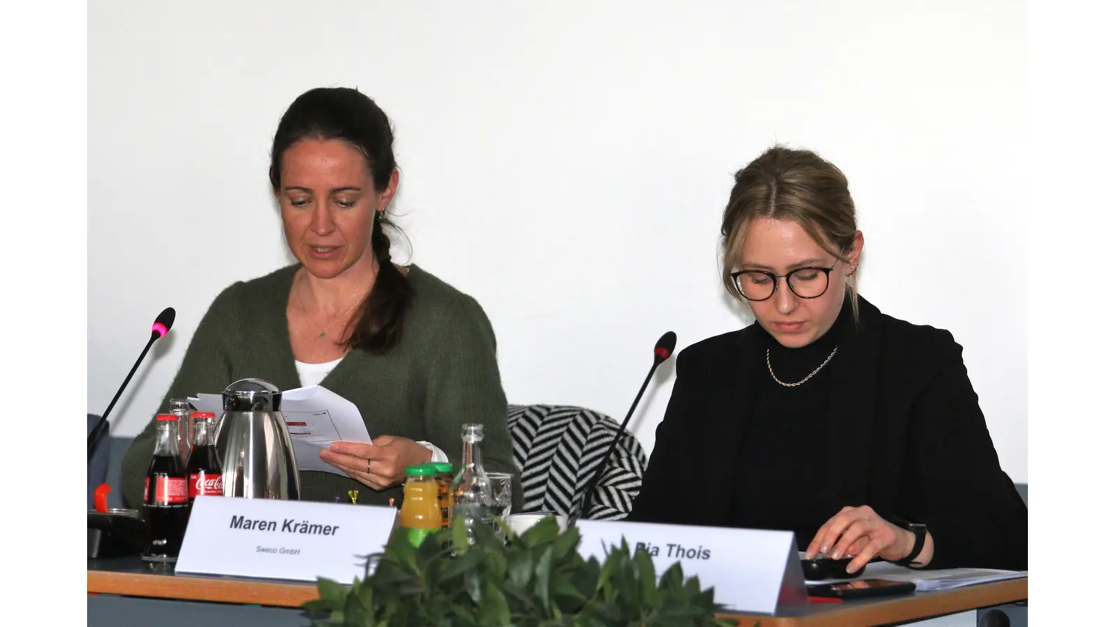 Maren Krämer (li.) und Pia Thois vom Büro Sweco geben bei der Diskussion der Leader-Aktionsgruppe Erläuterungen zum Prozess und zu Detailfragen bei der Bewertung von Projekten.  (Foto: Borchers, Bastian)