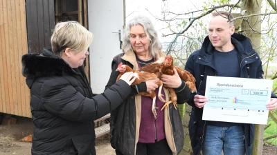 Die Silvesterinitiative (links die Vorsitzende Anika Schwick, rechts Beisitzer Wiktor Lesniewski) hat sich mit einer 500 Euro-Spende an der großen Hilfsaktion beteiligt. (Foto: nd)