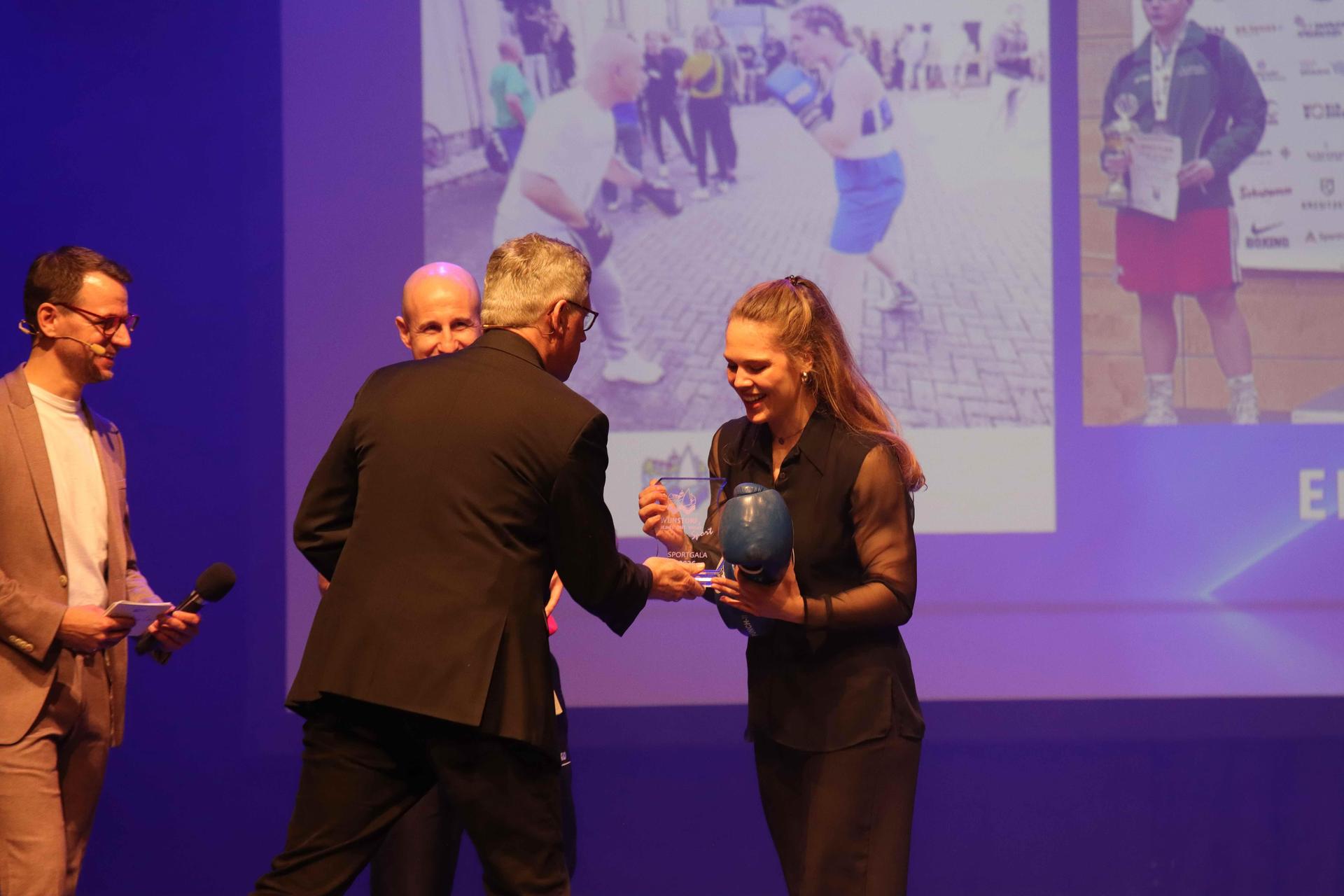 Preisübergabe: Boxerin Elly Jellen wird geehrt. (Foto: tau)