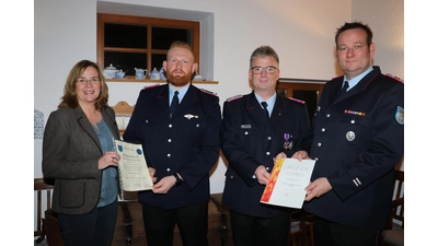 Mit Urkunden (v.li.): Wiebke Nickel, Jan-Frerk Mandel, Dirk Brammer und Sven Möllmann.  (Foto: gi)