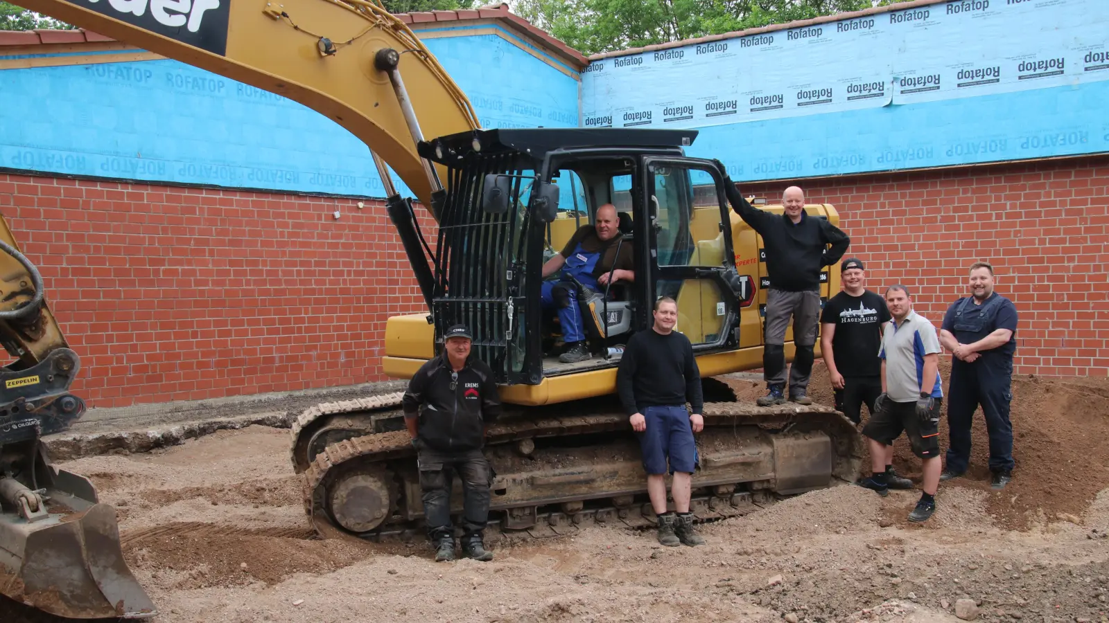 Die Erdarbeiten für den Anbau des Schützenhauses sind voll im Gange, die Schützen packen kräftig an.  (Foto: gi)