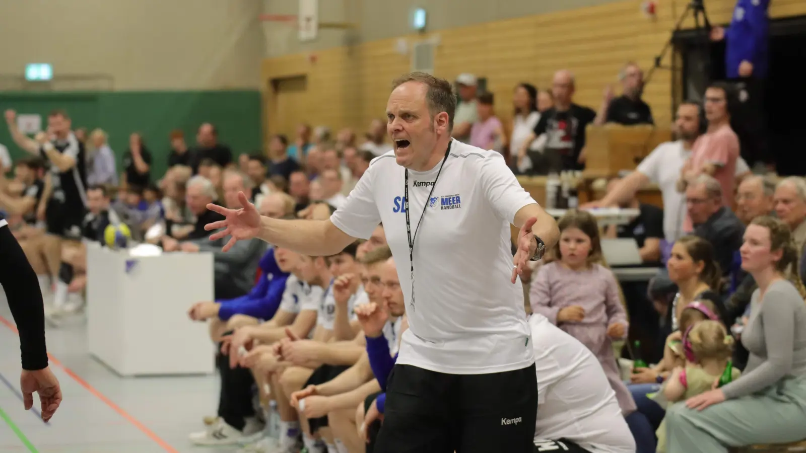 Am Spielfeldrand: Trainer Stephan Lux. (Foto: tau)