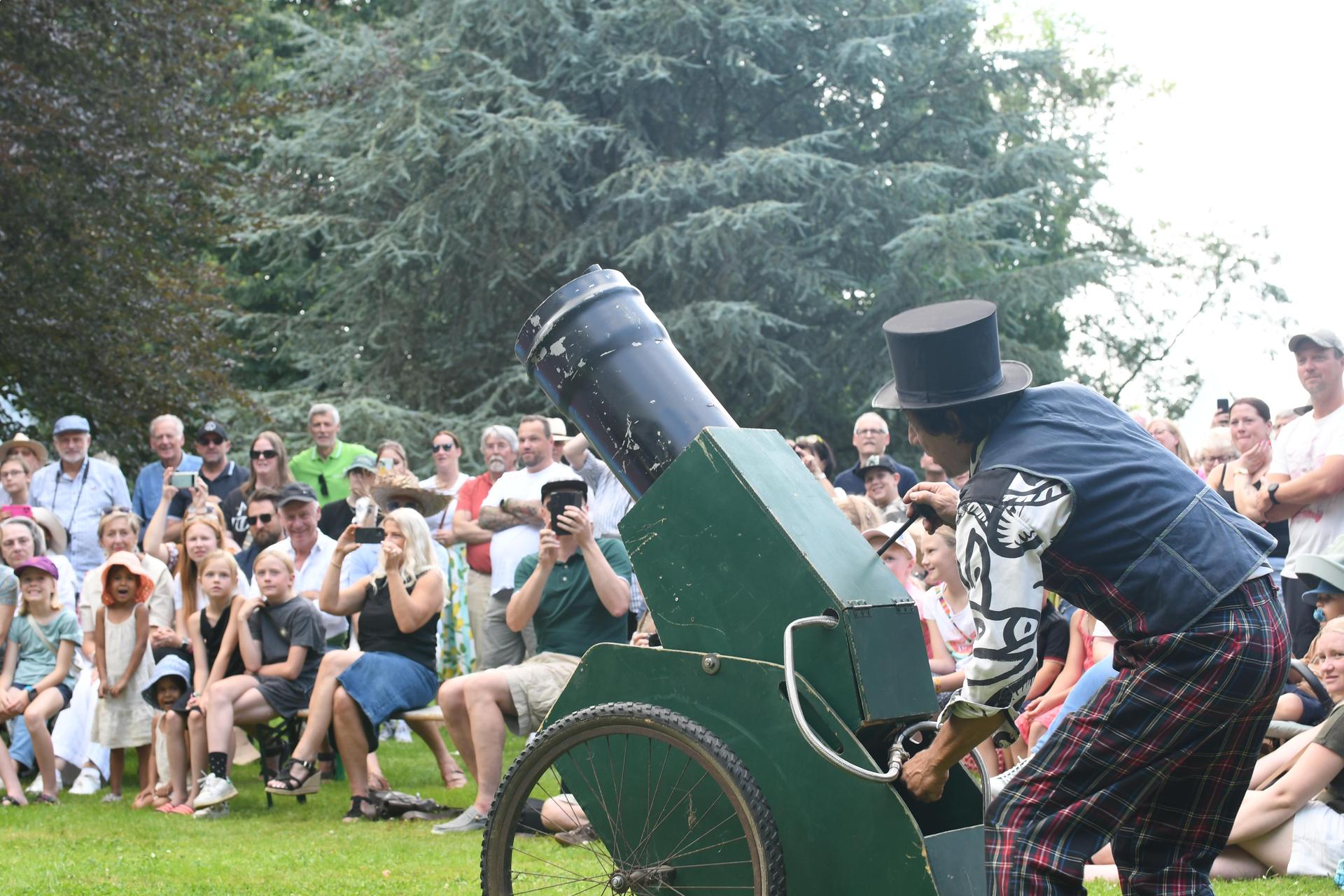 Drei Tage lang verwandelte sich das Rittergut Remeringhausen in ein Paradies für Garten- und Kunstliebhaber: Das beliebte Fest „Romantic Garden“ feierte seinen 25. Geburtstag. Bei strahlendem Sommerwetter strömten zahlreiche Besucherinnen und Besucher auf das idyllische Gutsgelände, um ein abwechslungsreiches Programm aus Ausstellungen, Musik und kulinarischen Angeboten zu genießen. Die gut gelaunten Gäste und das hervorragende Wetter sorgten für beste Stimmung, und auch die Aussteller zeigten sich rundum zufrieden. (Foto: nd)