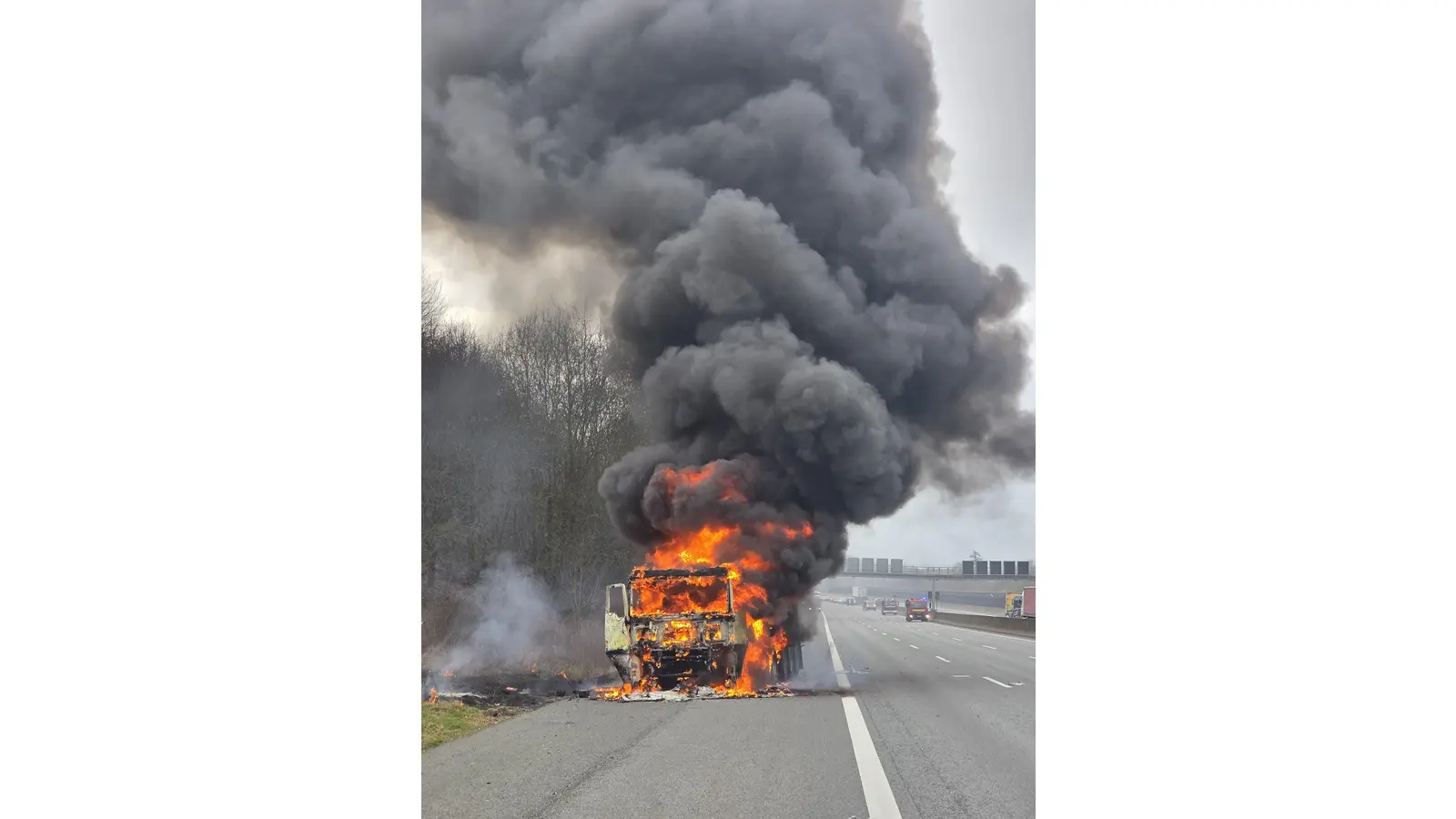 Bereits beim Eintreffen der ersten Einsatzkräfte stand die Zugmaschine in Vollbrand.  (Foto: Feuerwehr)