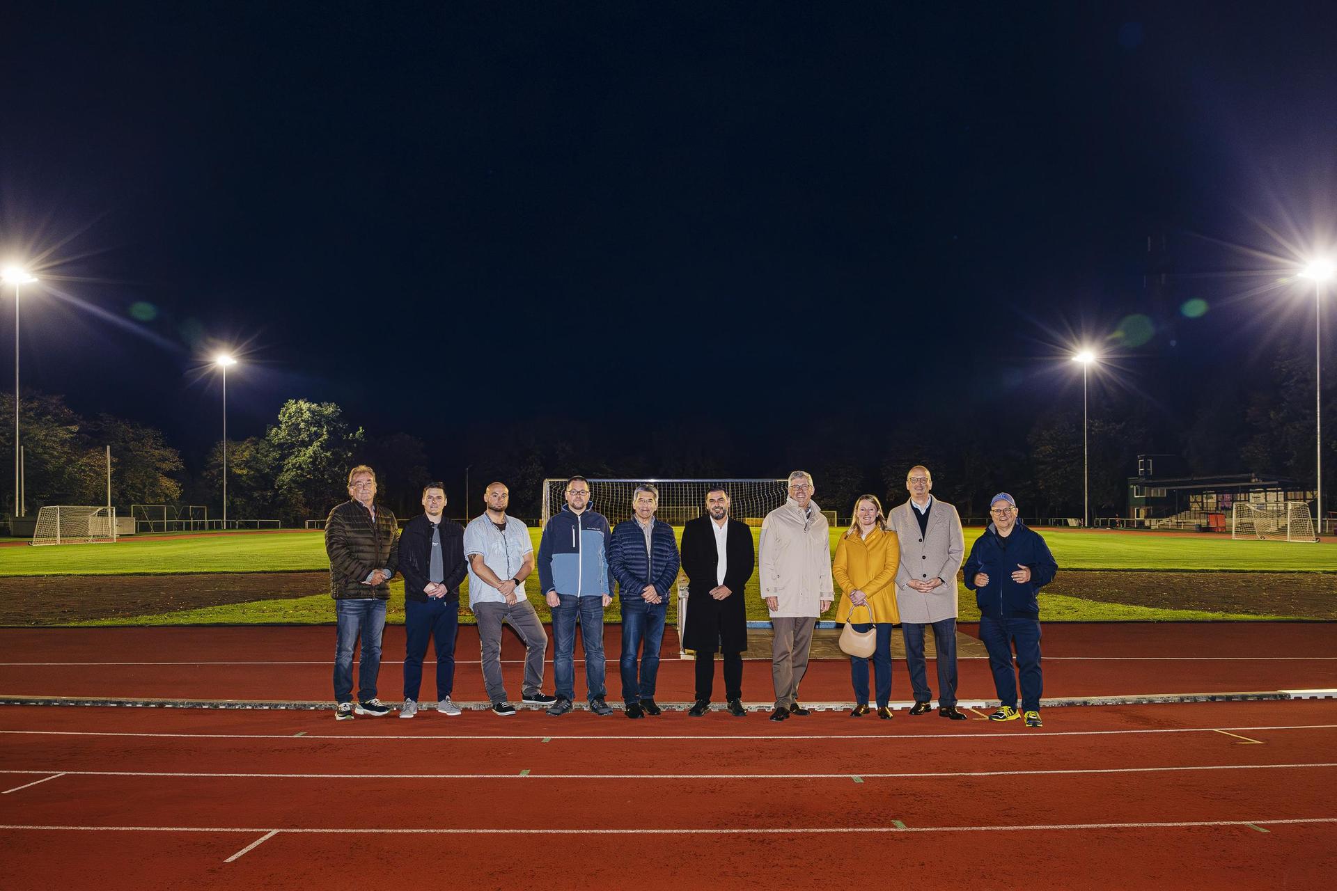 Einweihung: Die neue Flutlichtanlage im Barnestadion. (Foto: Kevin Münkel)