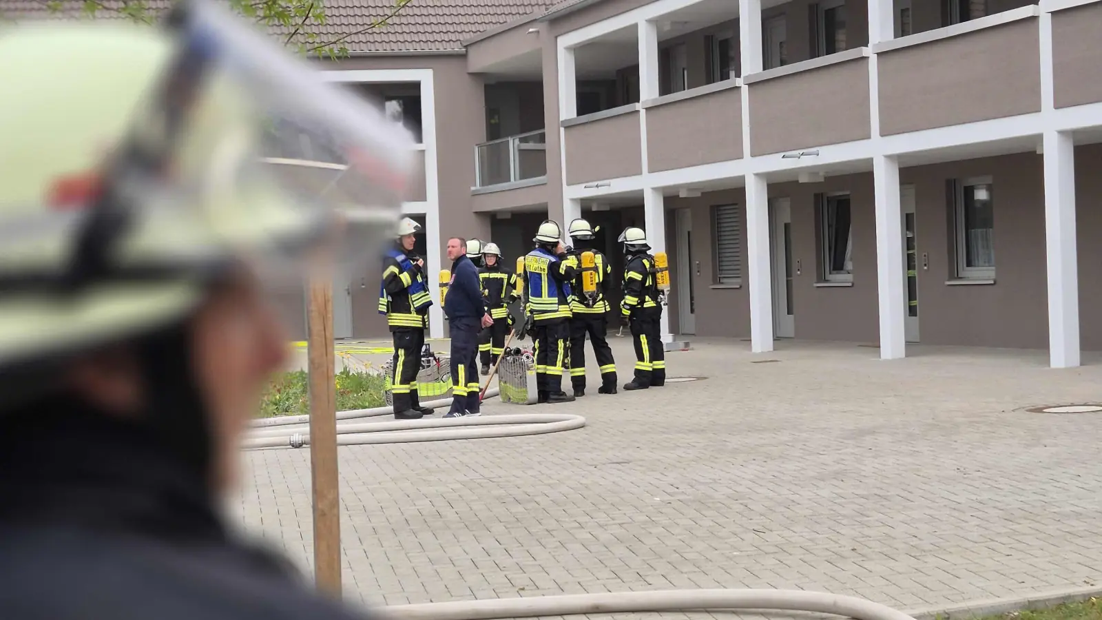 Vor dem neuen Gebäudekomplex der Lebenshilfe: Einsatzübung der Feuerwehr Luthe. (Foto: Feuerwehr)