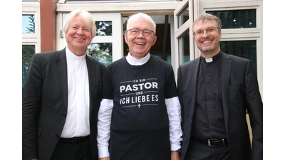 Landesbischof Karl-Hinrich Manzke (v.li.) verabschiedet Norbert Kubba und begrüßt Rainer Diekmann.