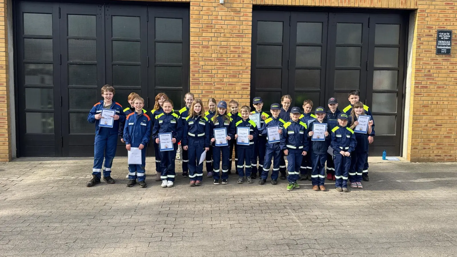 Vor der Mehrzweckhalle in Großenheidorn: Die Teilnehmer der Prüfung mit ihren Urkunden. (Foto: Feuerwehr)