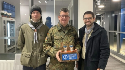 Bei der Übergabe auf dem Fliegerhorst (v.li.): Oliver Hagemann, Militärseelsorger Sven Hofmann und Florian Soot. (Foto: privat)