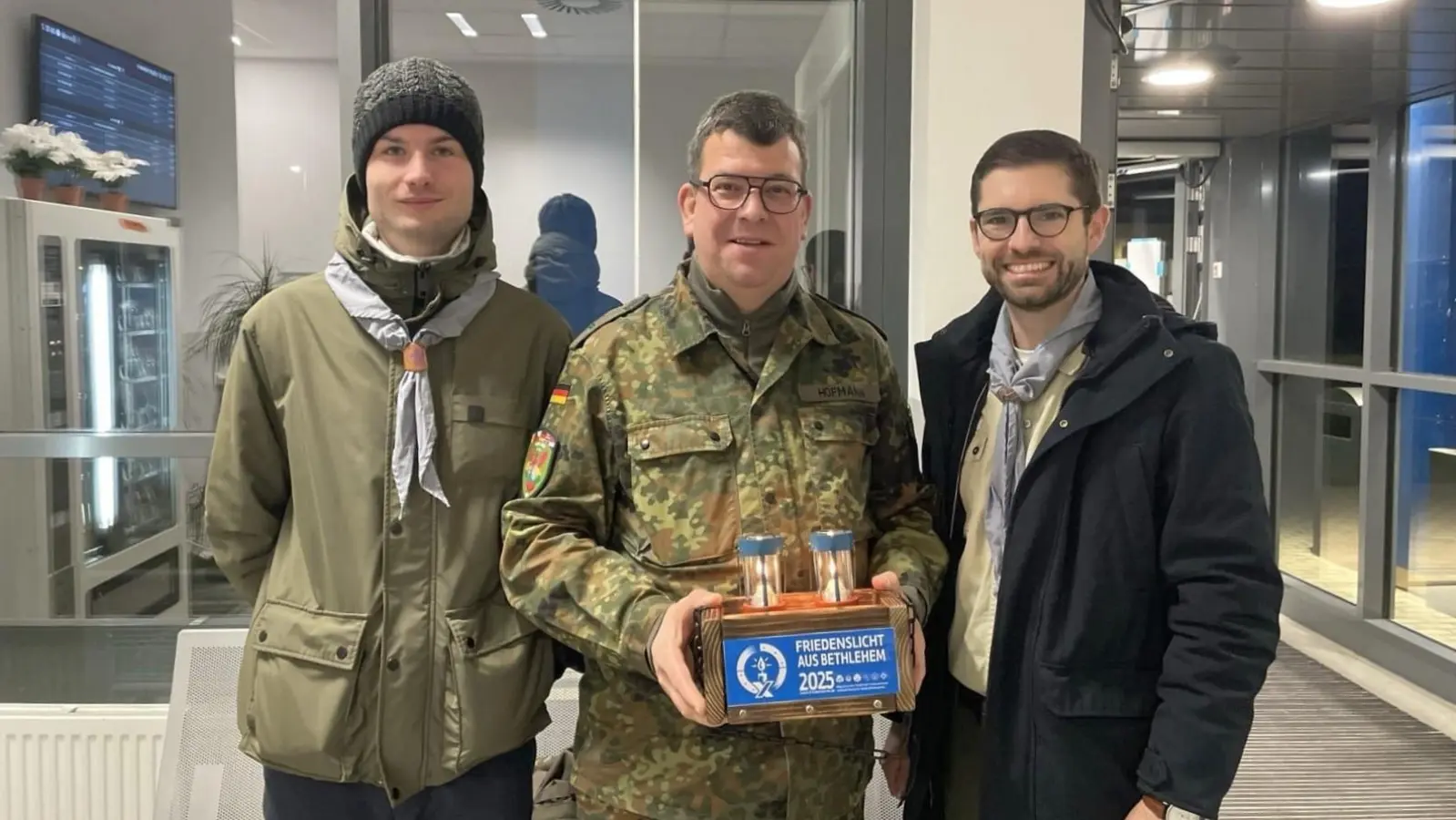 Bei der Übergabe auf dem Fliegerhorst (v.li.): Oliver Hagemann, Militärseelsorger Sven Hofmann und Florian Soot. (Foto: privat)