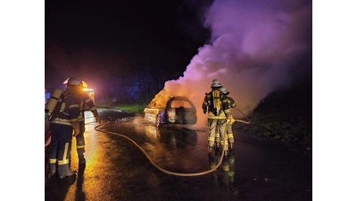  Mit insgesamt 2000l Löschwasser gelang es, den Pkw vollständig abzulöschen.&nbsp; (Foto: privat)