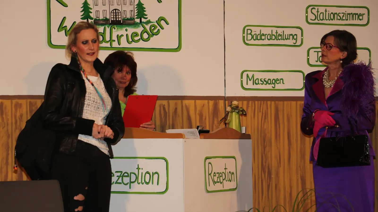 Neue Gäste im Kurhotel Waldfrieden sind Petra Sonnenschein und Isolde von Harder. Tina Schwester (Mitte) heißt beide willkommen.  (Foto: gi)