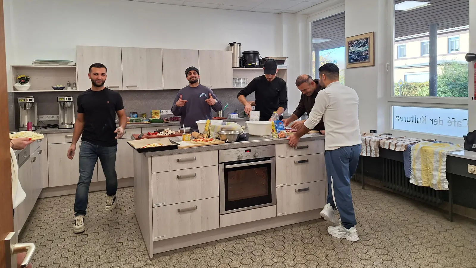 Gemeinsame Aktivität: Kochen in der Küche. (Foto: Johanniter)