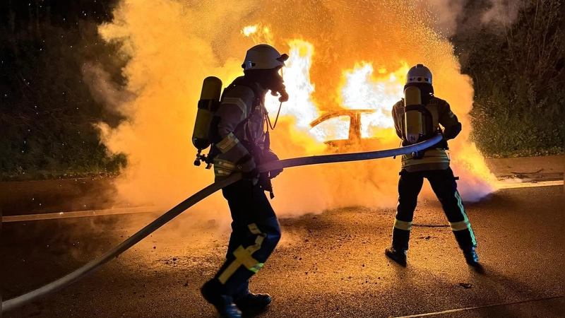 Löschen den Brand: Einsatzkräfte der Feuerwehr Dedensen. (Foto: Ortsfeuerwehr Dedensen)