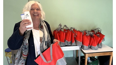 Heidi Niemeyer verschenkt zum Jubiläum an alle anwesenden Rentner eine Kühltasche. (Foto: ste)