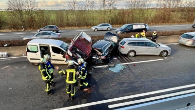 Zusammengeschoben: Mehrere beteiligte Autos an der Unfallstelle.  (Foto: Feuerwehr)