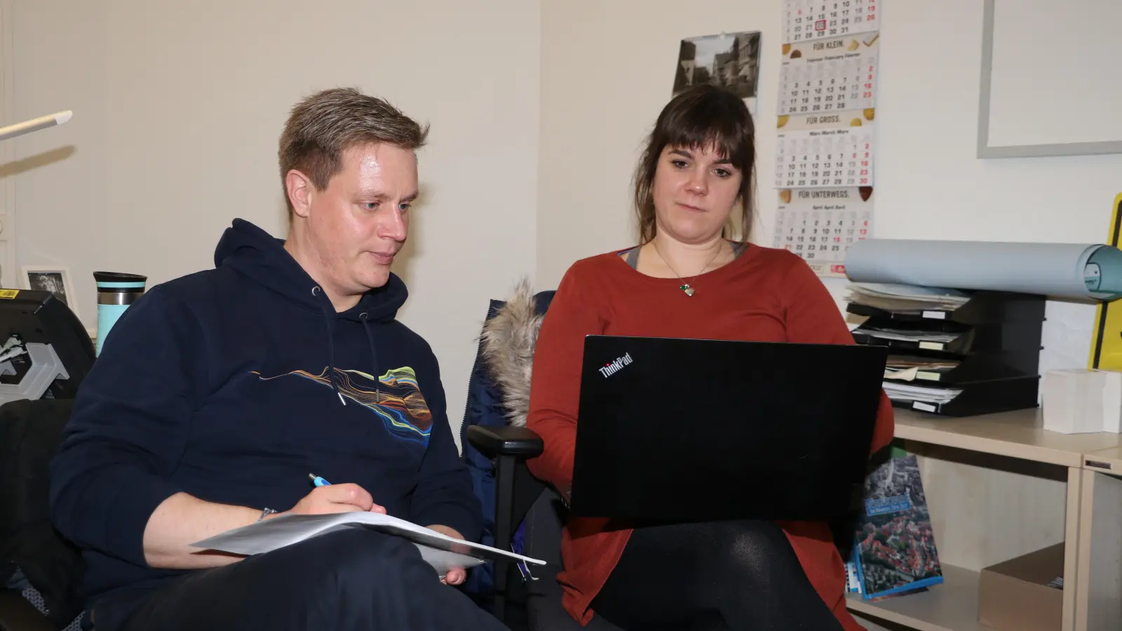 Planen das Entenrennen: Citymanagerin Tanja Berg und Sebastian Brock vom THW. (Foto: gi)