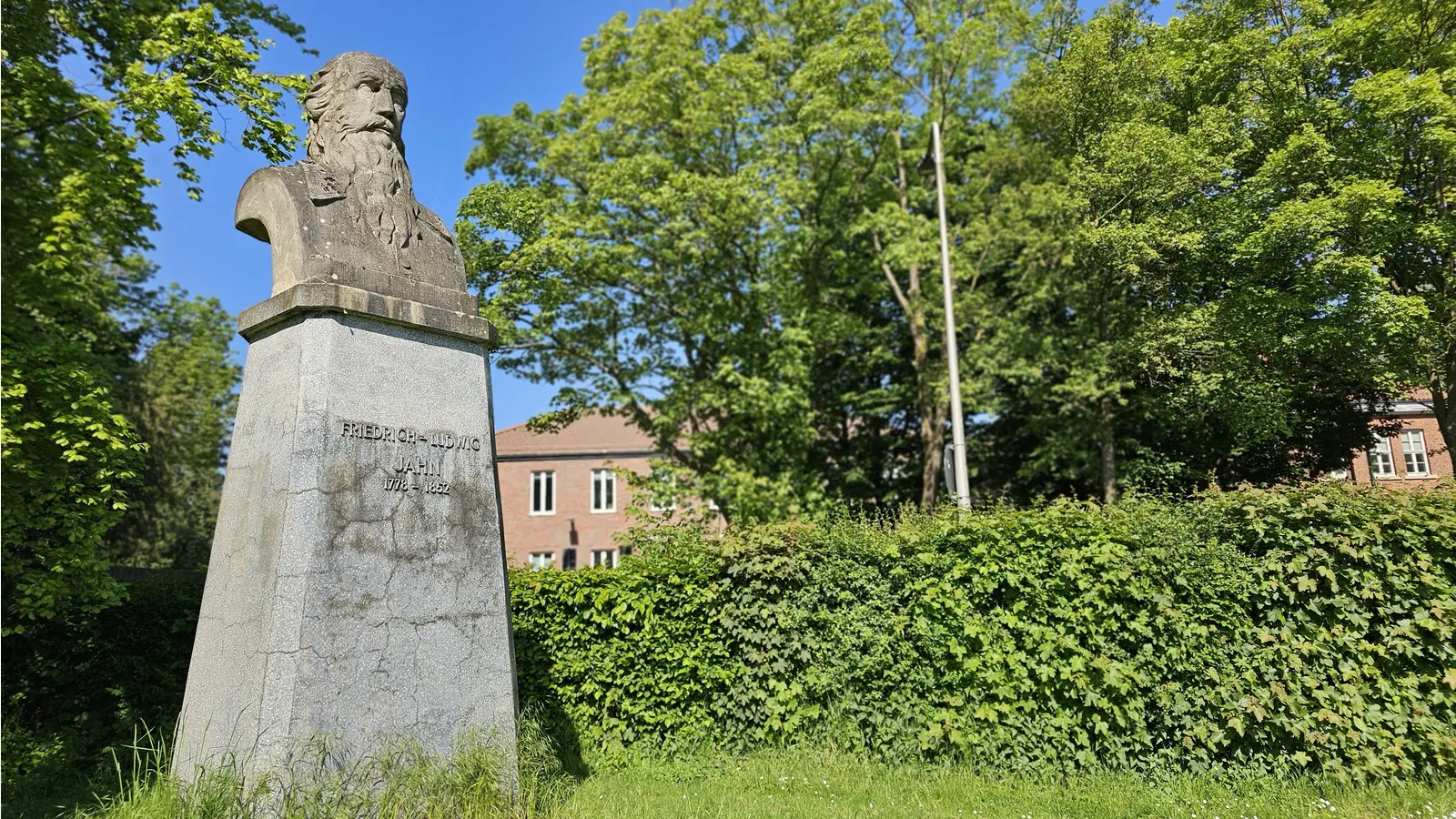 Der Namensgeber des Sportplatzes: Turnvater Jahn. (Foto: tau)