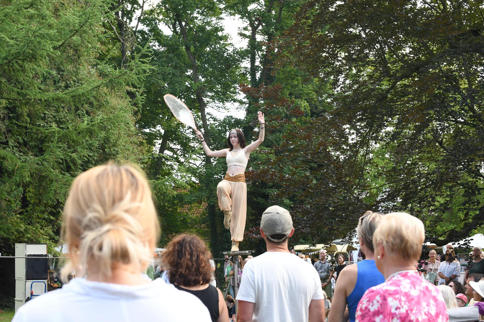 Drei Tage lang verwandelte sich das Rittergut Remeringhausen in ein Paradies für Garten- und Kunstliebhaber: Das beliebte Fest „Romantic Garden“ feierte seinen 25. Geburtstag. Bei strahlendem Sommerwetter strömten zahlreiche Besucherinnen und Besucher auf das idyllische Gutsgelände, um ein abwechslungsreiches Programm aus Ausstellungen, Musik und kulinarischen Angeboten zu genießen. Die gut gelaunten Gäste und das hervorragende Wetter sorgten für beste Stimmung, und auch die Aussteller zeigten sich rundum zufrieden. (Foto: nd)