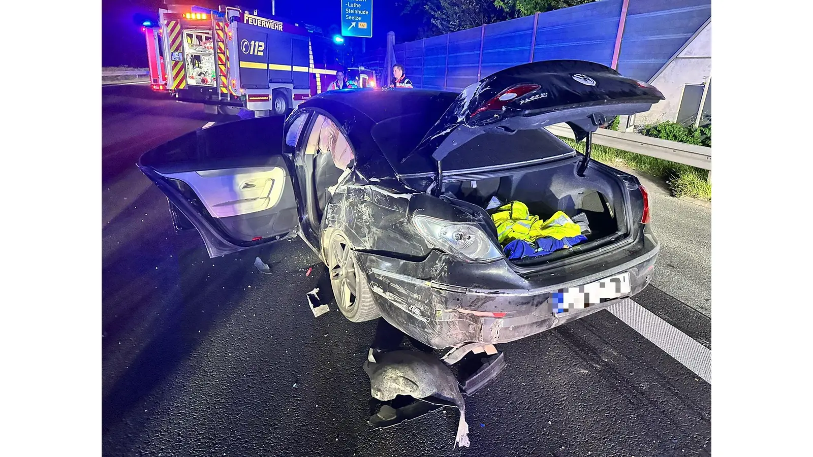 Beteiligtes Fahrzeug auf der A2. (Foto: Feuerwehr)