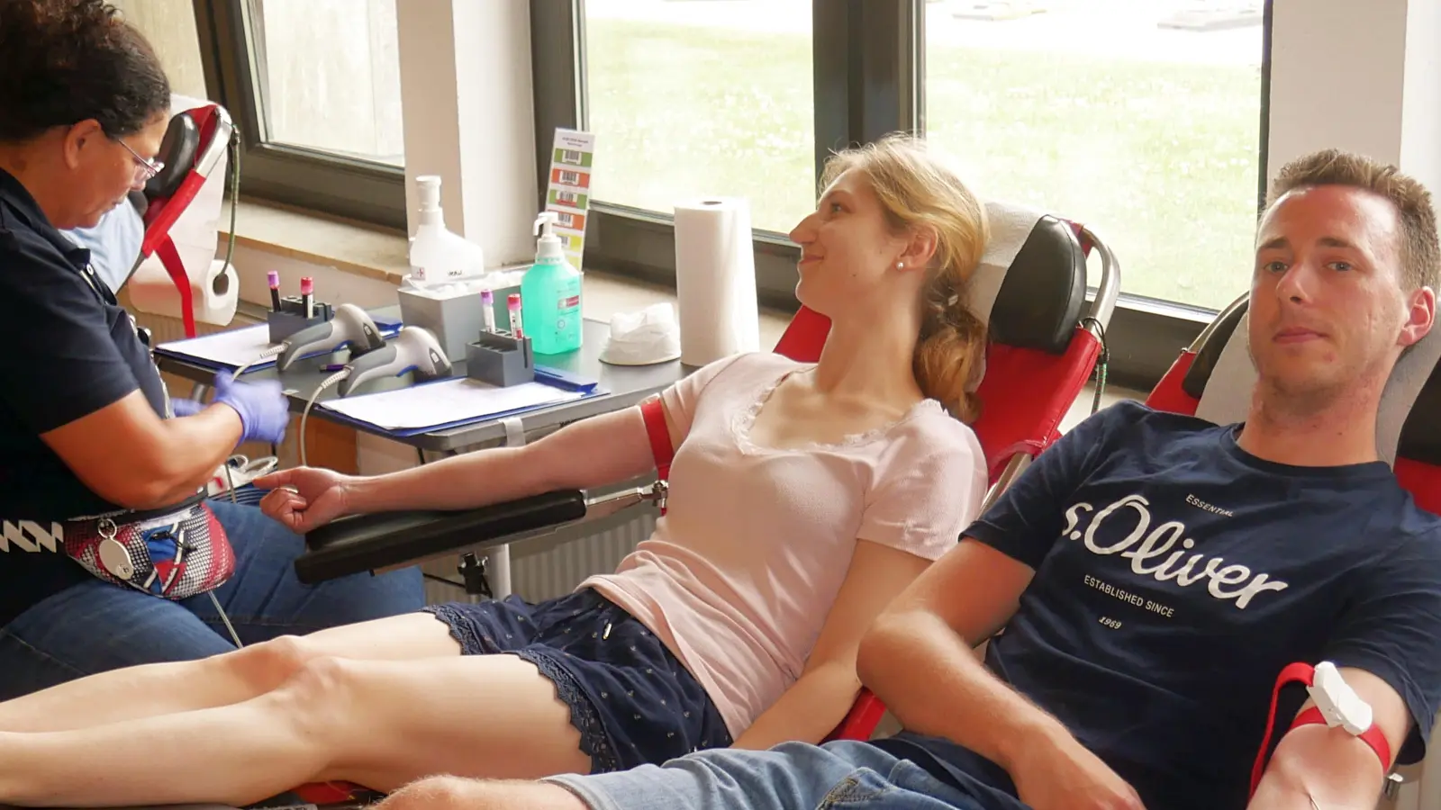 Eine Erstspenderin und ein regelmäßiger Spender. (Foto: gk)