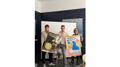 Miriam Fennen („Alte Polizei), FSJLer Farid Gilbeau und Iris Freimann (re.), Leiterin des Fachbereiches Bürgerdienste werfen einen Rückblick auf die Aktivitäten Gilbeaus während der vergangenen Monate.  (Foto: privat)