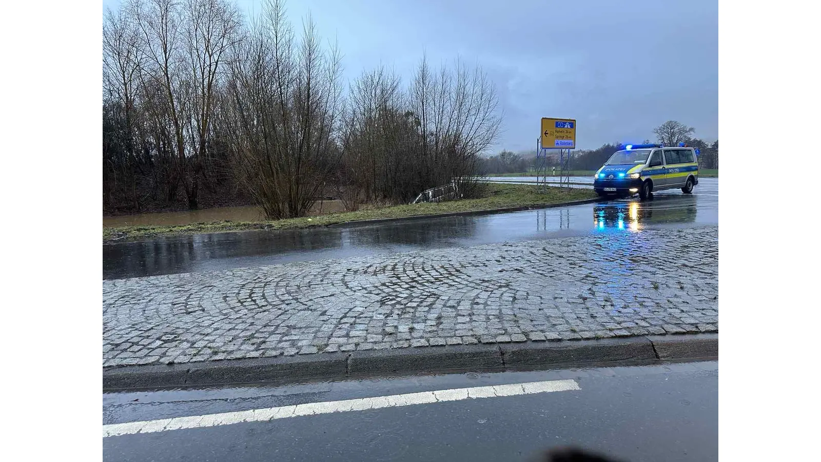 Das Fahrzeug kam kurz vor dem Wasser zum Stehen. (Foto: nd)