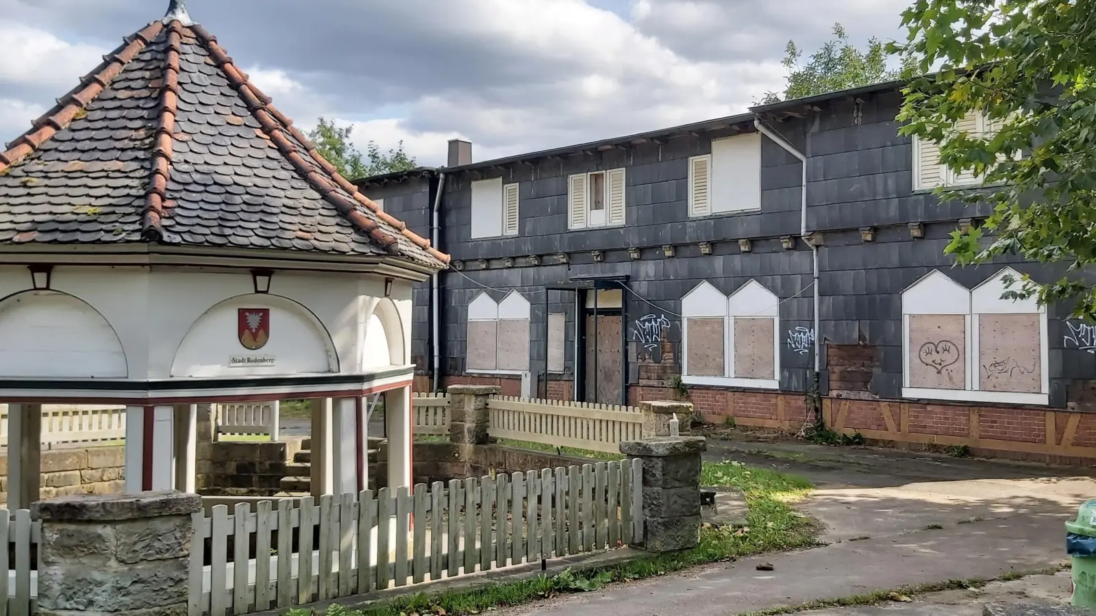 Das Wäschehaus in Rodenberg (re.), daneben der historische Kurbrunnen. (Foto: gk)