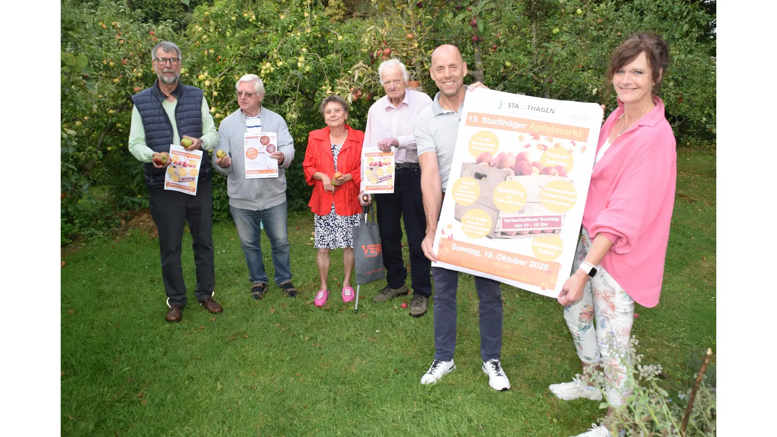 Die Organisatoren des 13. Stadthäger Apfelmarktes: v.l.: Jürgen Damke, Bernd Englich, Elke Helkenberg, Dieter Kellermeier (Gartenbauverein Stadthagen und Umgebung), Torsten Richter (SMS), Claudia Schößler (iPunkt Stadthagen) (Foto: ab)