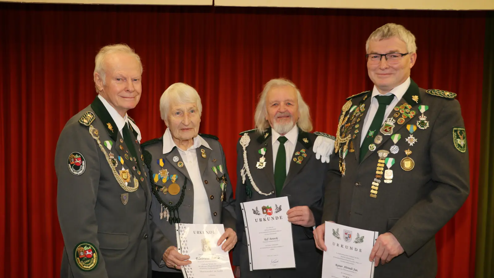 Mit Urkunden (v.li.): Rainer Ahrendt Senior, Edeltraud Budde, Rolf Baranski und Rainer Ahrendt Junior. (Foto: gi)