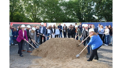 Vertreter von Landkreis, der Integrierten Gesamtschule Schaumburg (IGS) und der beteiligten Baufirmen beim Spatenstich für den Erweiterungsbau.  (Foto: bb)